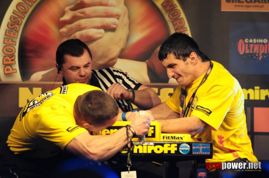 Nemiroff 2009 - Day 1 - Left hand # Siłowanie na ręce # Armwrestling # Armpower.net