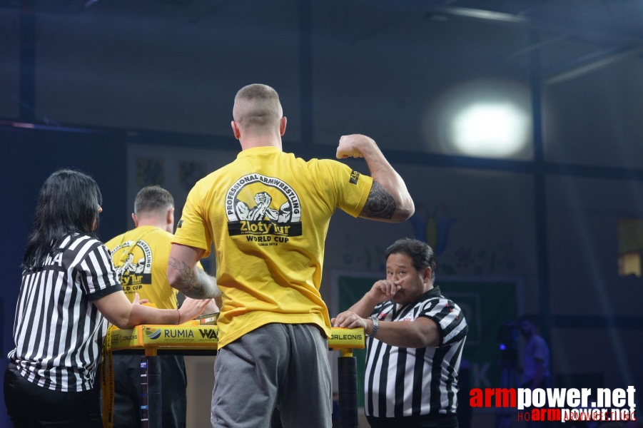 Zloty Tur 2015 by Mark Kazus - Left Hand # Armwrestling # Armpower.net