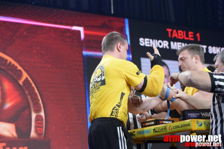 Zloty Tur 2015 by Mark Kazus - Left Hand # Armwrestling # Armpower.net